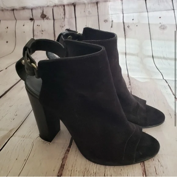 VINCE Addison Black Suede Peep Toe High Heel
Booties Block Heel T-Strap Back Sz8 - Picture 2 of 9